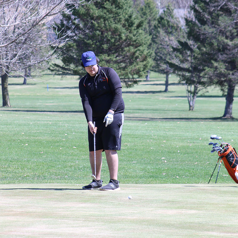 Dylan Dewitz putts